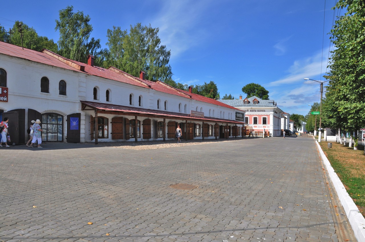 Нижние (Мясные) торговые ряды — два двухэтажных здания